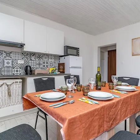 Sea View Dominique Apartment